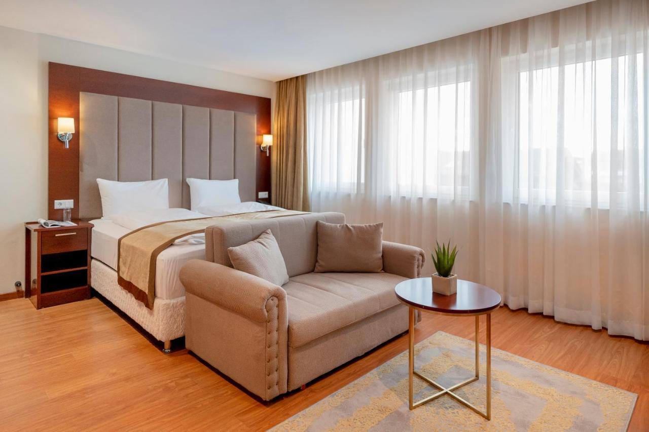 Palast Hotel Hürth Екстериор снимка