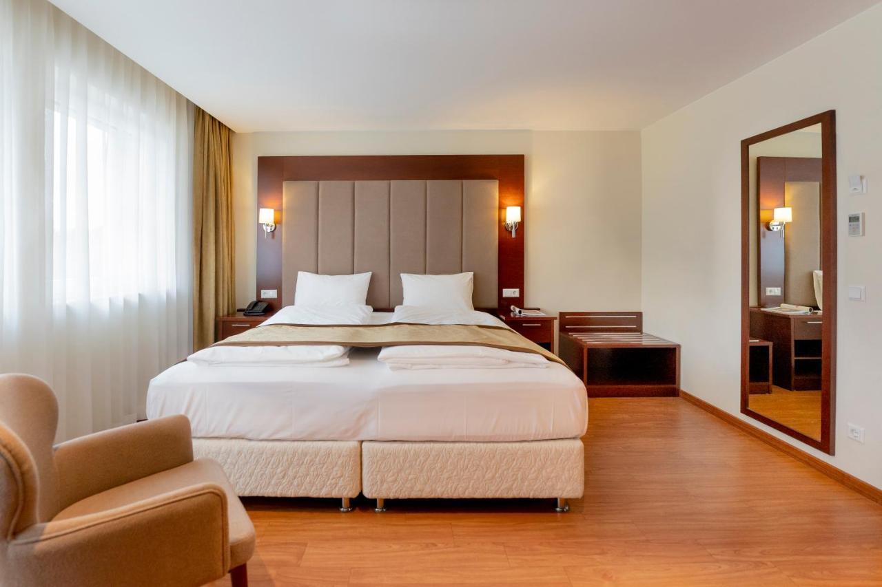 Palast Hotel Hürth Екстериор снимка
