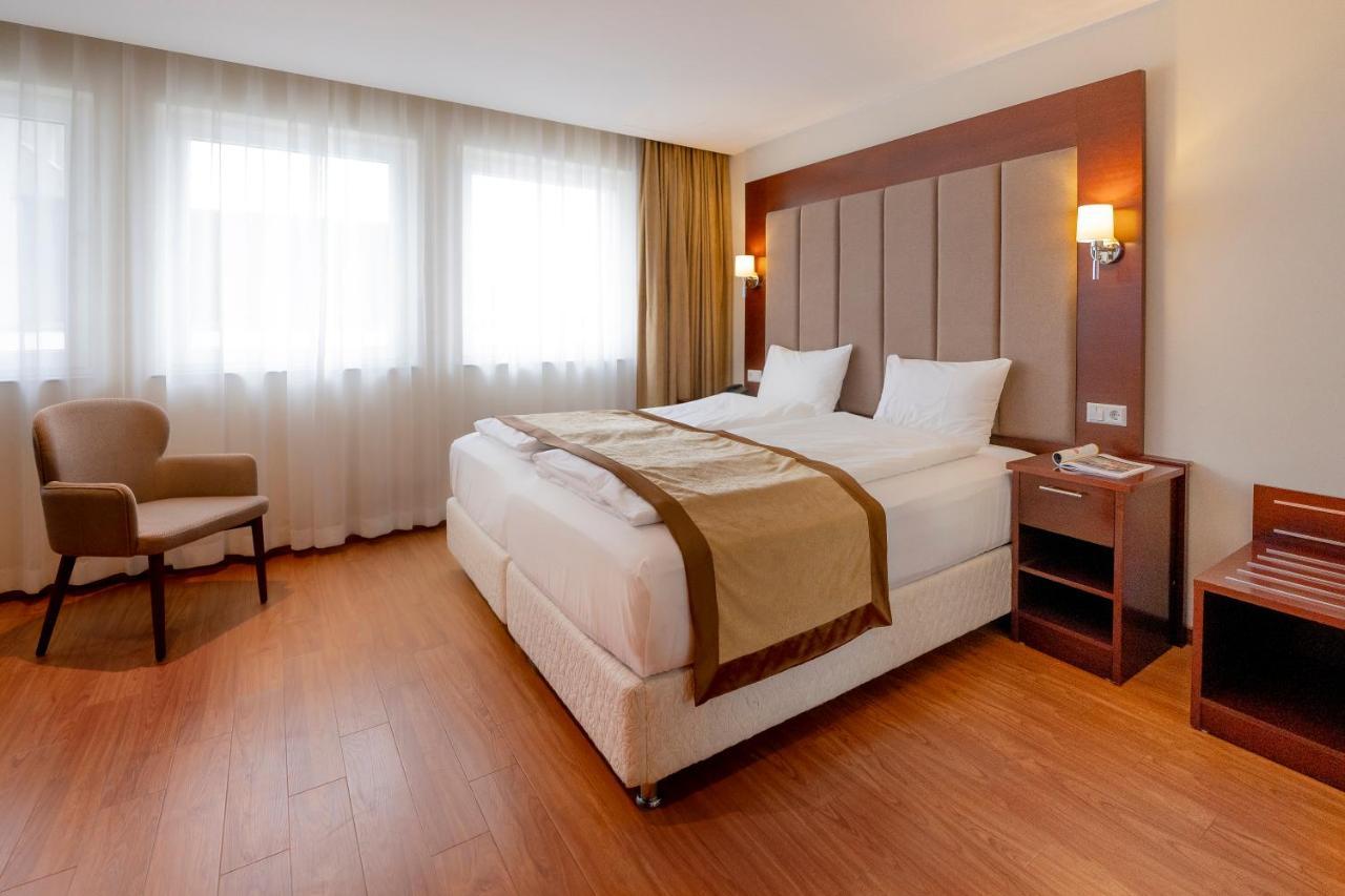 Palast Hotel Hürth Екстериор снимка