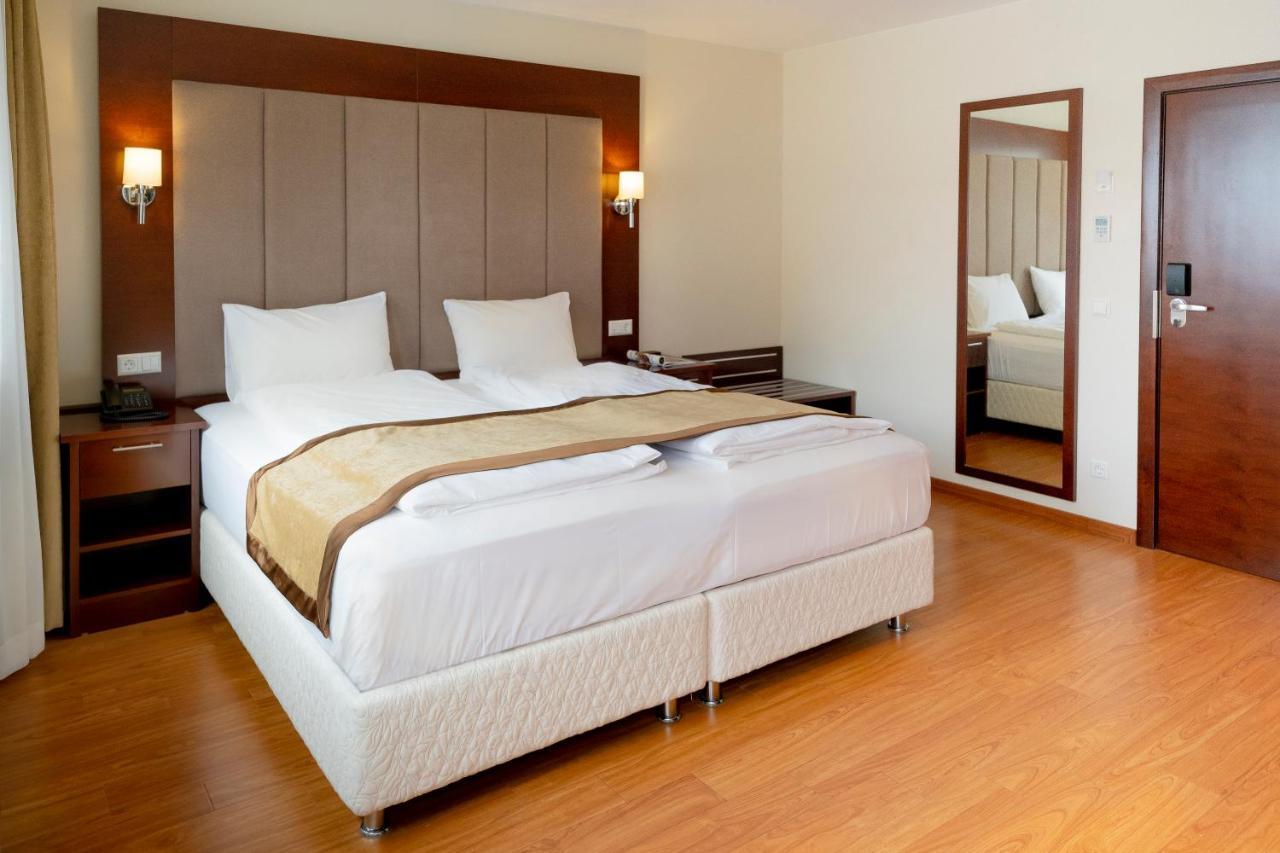 Palast Hotel Hürth Екстериор снимка